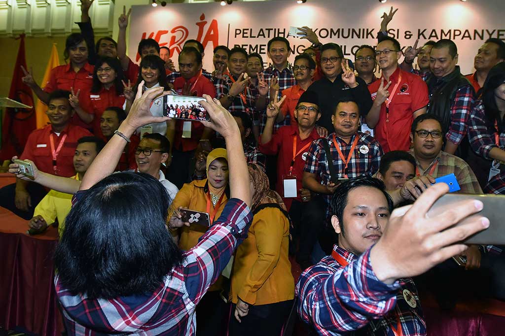 Ahok bersama sejumlah pendukungnya berfoto bersama.
