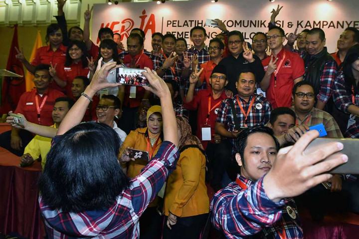 Ahok bersama sejumlah pendukungnya berfoto bersama.