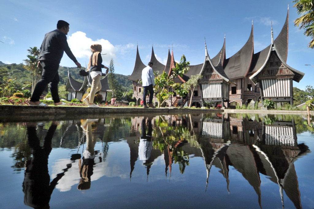 Pengunjung menikmati kawasan Pusat Dokumentasi dan Informasi Kebudayaan Minangkabau (PDIKM) di Kota Padang Panjang, Sumatera Barat, Sabtu (26/11/2016).