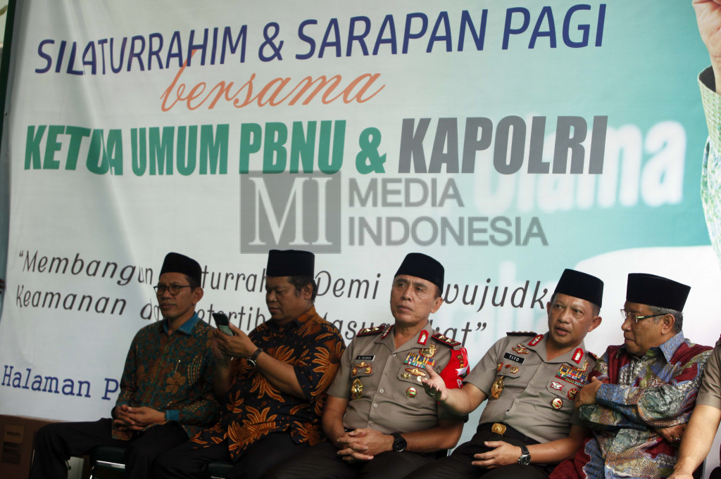 Kapolri Jenderal Tito Karnavian (kedua kanan) bersama Ketua Umum PBNU Said Aqil Siradj (kanan) didampingi (dari kiri) Ketua PBNU Robikin Emhas, Ketua PBNU Marsyudi Suhud dan Kapolda Metro Jaya Irjen M Iriawan menghadiri acara Silaturahim dan Sarapan bersama Ketua Umum PBNU di Gedung PBNU, Jakarta.