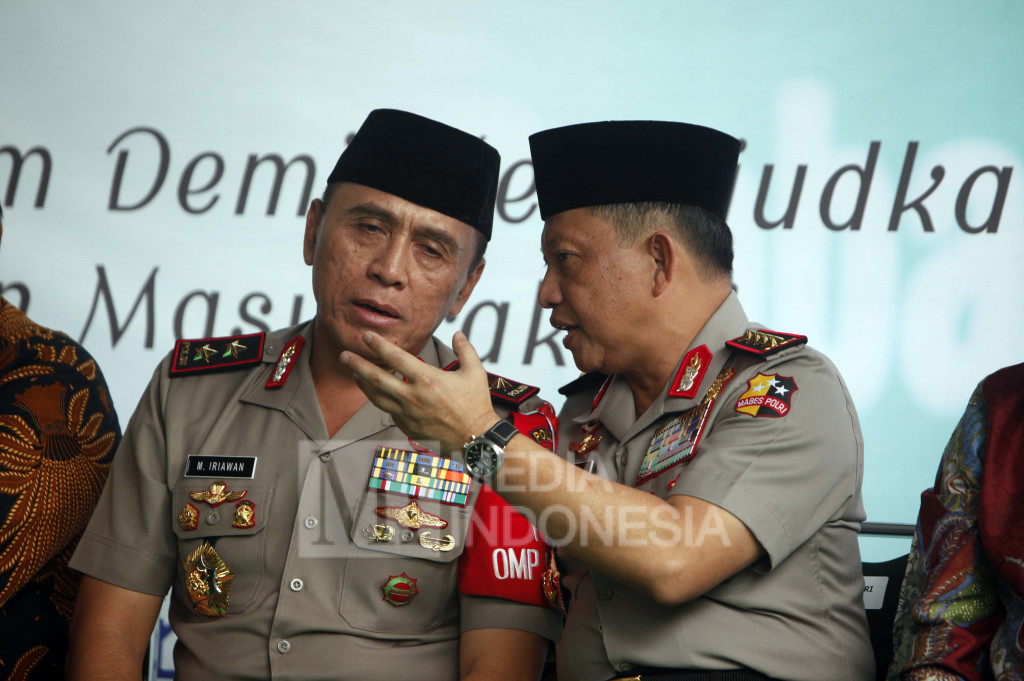 Kapolri Jenderal Tito Karnavian (kanan) berbincang dengan Kapolda Metro Jaya Irjen M Iriawan.