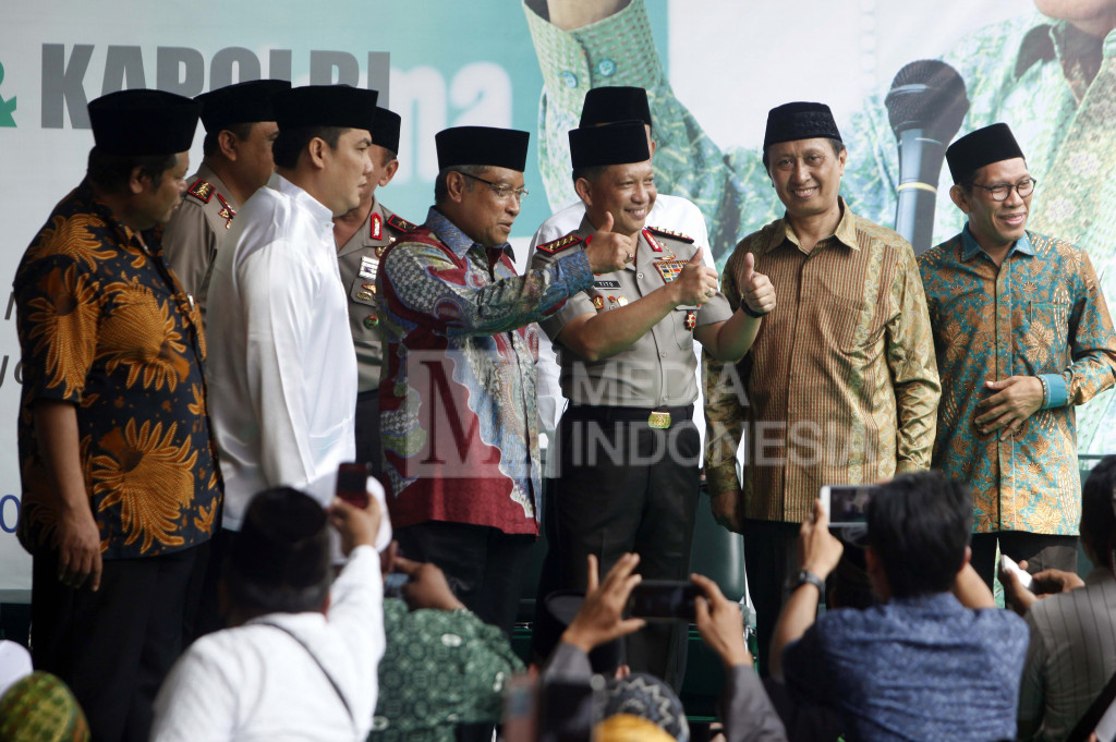 Kapolri Jenderal Tito Karnavian dengan Ketua Umum PBNU Said Aqil Siradj mengacungkan jempol.