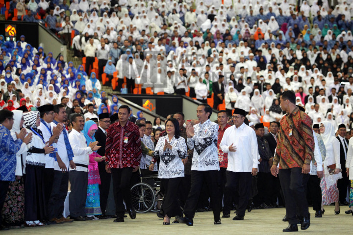 Presiden Joko Widodo (ketiga dari kanan) didampingi Ibu Negara Iriana Widodo (keempat dari kanan) menghadiri puncak peringatan Hari Guru Nasional dan HUT ke-71 PGRI.