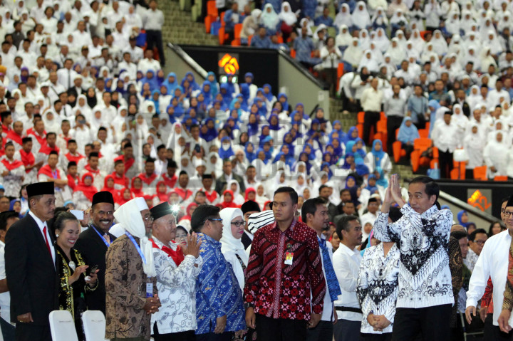 Presiden Joko Widodo memberikan salam kepada para guru.