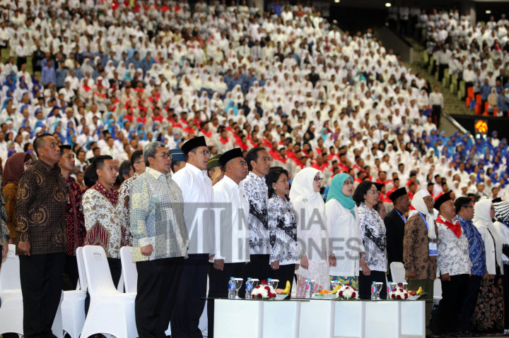 Peringatan Hari Guru Nasional dan HUT ke-71 PGRI juga dihadiri Menteri Pendidikan Muhadjir Effendy, Menteri Agama Lukman Hakim Saifuddin, dan Gubernur Jawa Barat Ahmad Heryawan.