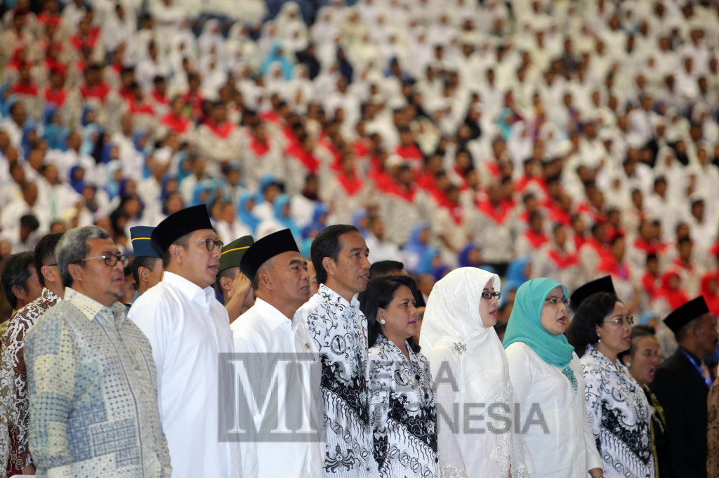 Presiden mengatakan guru memiliki peran penting dalam menanamkan dan menjaga persaudaraaan dalam keberagaman agar anak didik tetap bersatu sebagai anak bangsa.