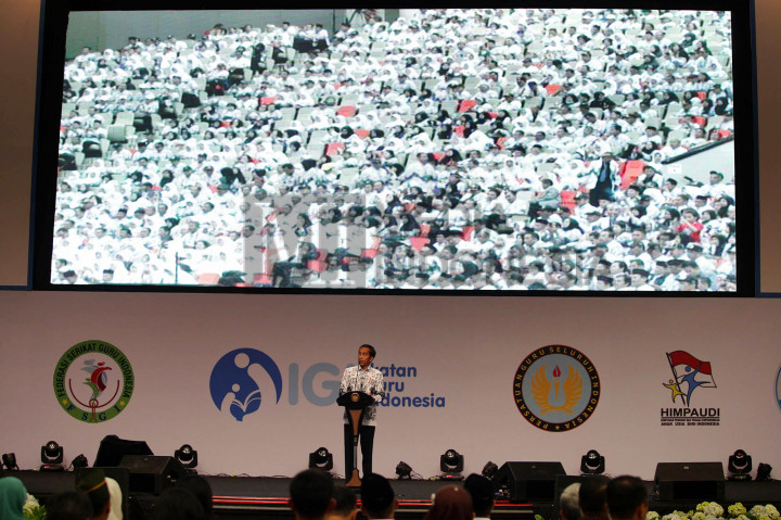 Presiden Joko Widodo menyampaikan kata sambutan pada puncak peringatan Hari Guru Nasional dan HUT ke-71 PGRI di Sentul International Convention Center (SICC), Bogor, Jawa Barat.