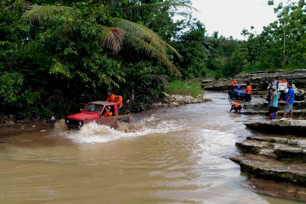 Sensasi <i>Offroad</i> Menyusuri Sungai Wonosari