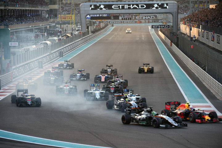 Rosberg bersaing ketat dengan rekan setimnya, Lewis Hamilton. Hamilton yang menempati pole position pada balapan pamungkas kali ini langsung melesat untuk memimpin balapan.