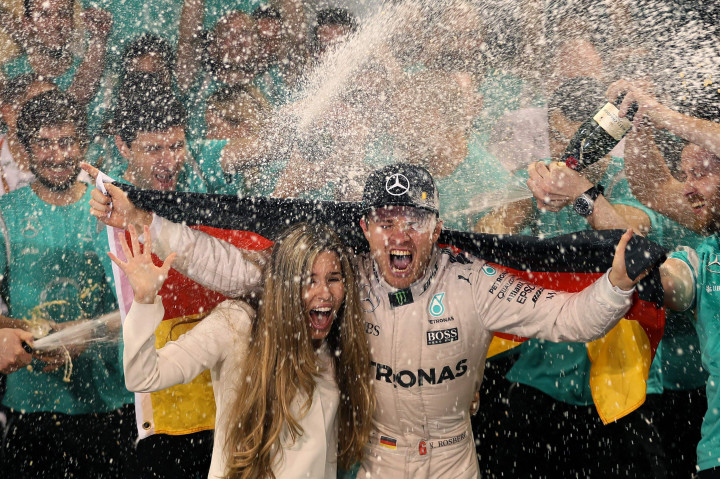 Rosberg menjadi juara dunia usai memperoleh total 385 poin, unggul 5 poin dari Hamilton.