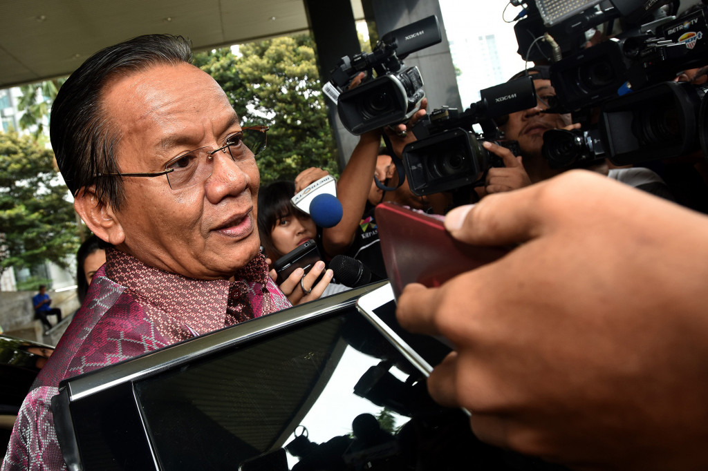 Gubernur Sulawesi Tengah Longki Djanggola menjawab pertanyaan wartawan.