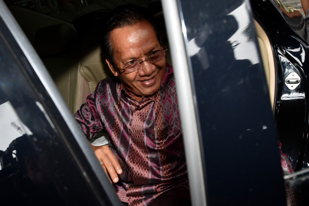 Gubernur Sulawesi Tengah Longki Djanggola memasuki mobil.