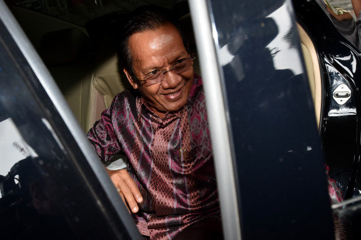 Gubernur Sulawesi Tengah Longki Djanggola memasuki mobil.