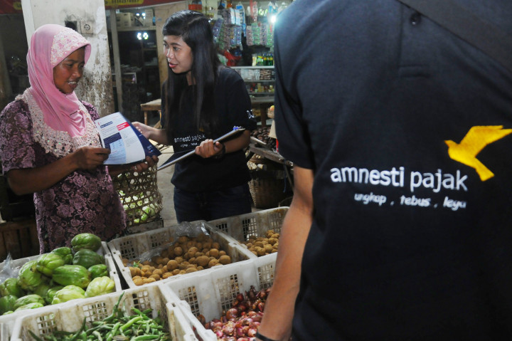 Sejumlah petugas memberikan sosialisasi Amnesti Pajak kepada pedagang di Pasar Sunggingan, Boyolali, Jawa Tengah, Senin (28/11/2016).