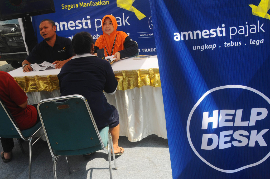 Sejumlah petugas memberikan sosialisasi Amnesti Pajak kepada pedagang di Pasar Sunggingan, Boyolali, Jawa Tengah, Senin (28/11/2016).