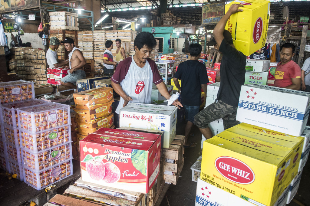 Pedagang buah di pasar Induk Kramat Jati, Jakarta, Senin (28/11/2016).