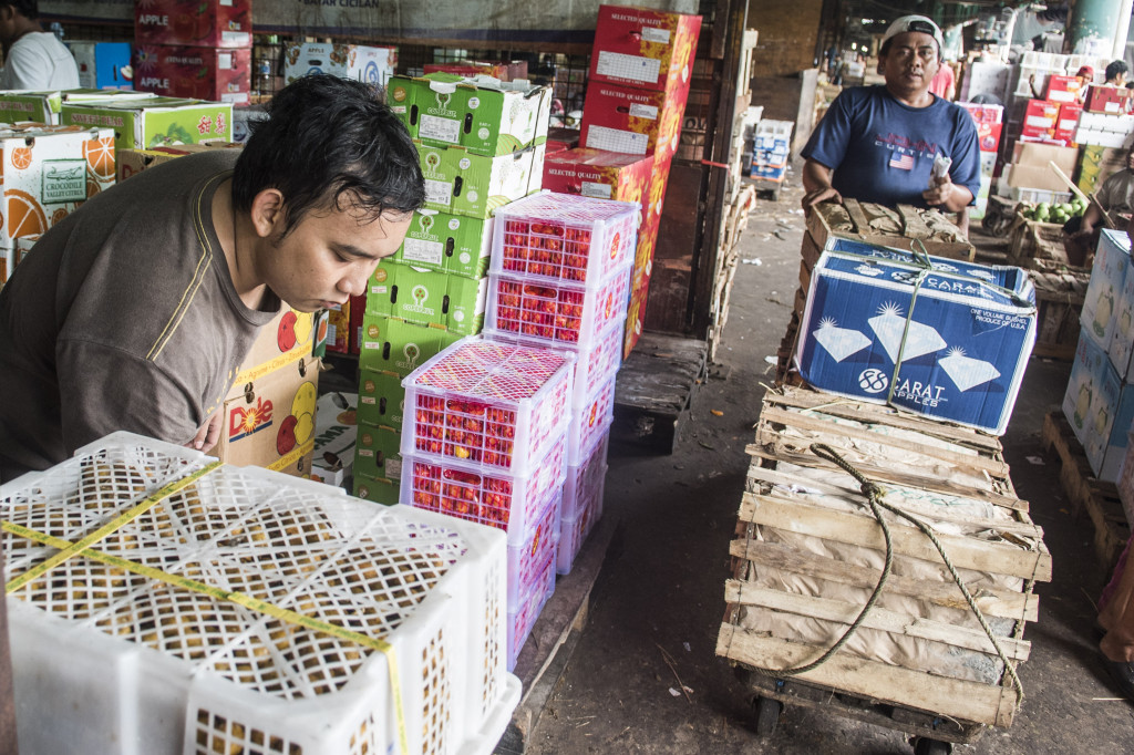 Pedagang buah di pasar Induk Kramat Jati, Jakarta, Senin (28/11/2016).
