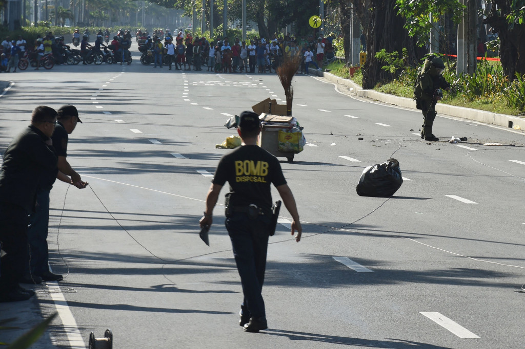 Sebuah paket diduga bom ditemukan di tempat sampah dekat gedung Kedubes AS di Manila.