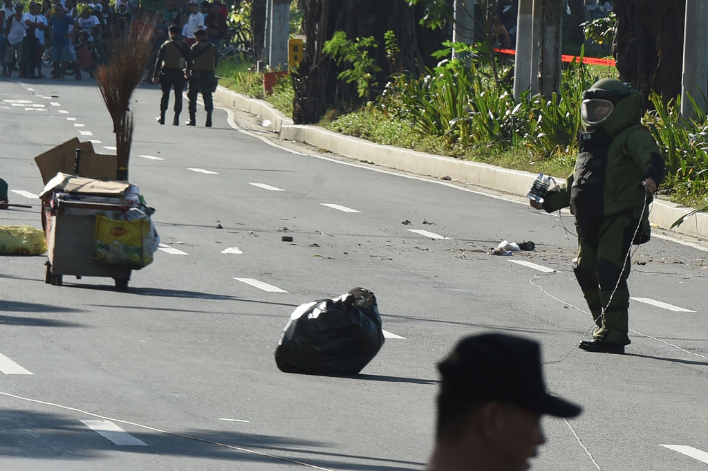 Petugas penjinak bom memeriksa paket mencurigakan diduga bom.