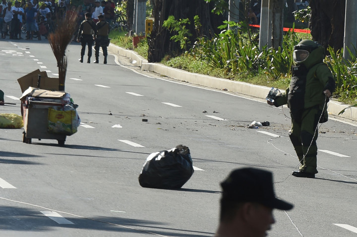 Petugas penjinak bom memeriksa paket mencurigakan diduga bom.