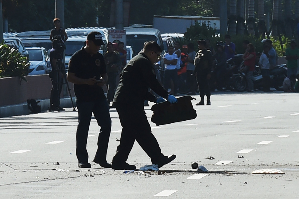 Komponen bom terdiri dari sebuah telepon genggam, detonator (blasting cap), baterai sembilan volt dan mortir sepanjang 81 milimeter.