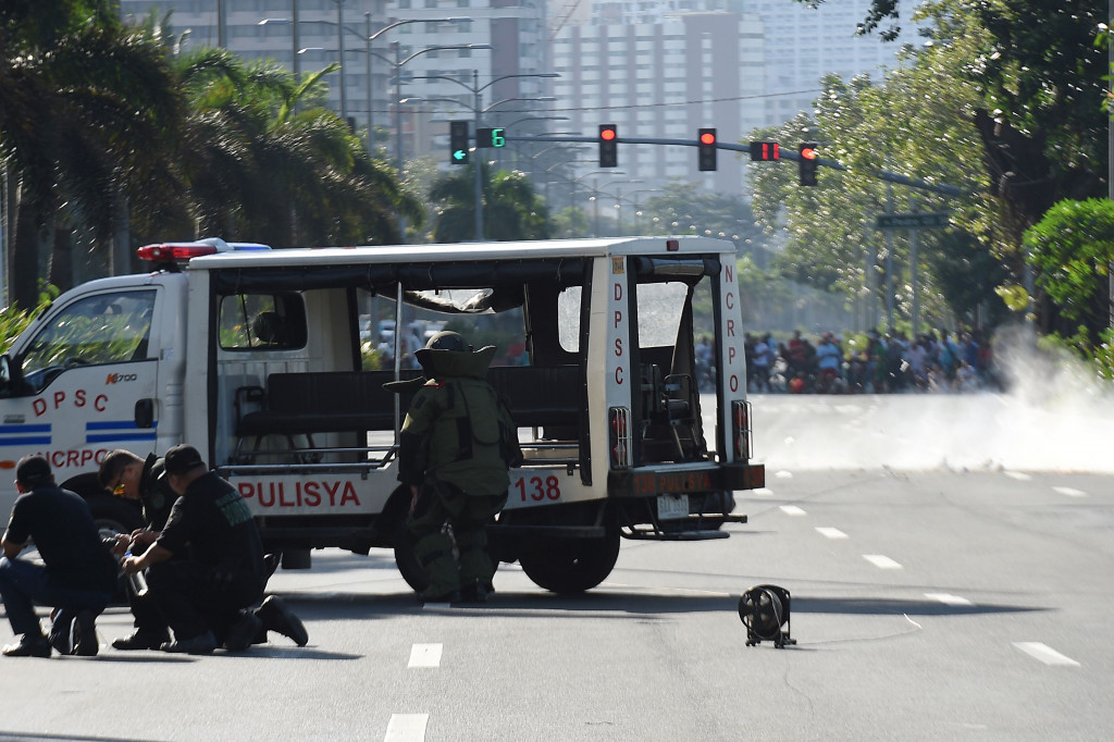 Petugas penjinak bom meledakkan paket mencurigakan diduga bom.
