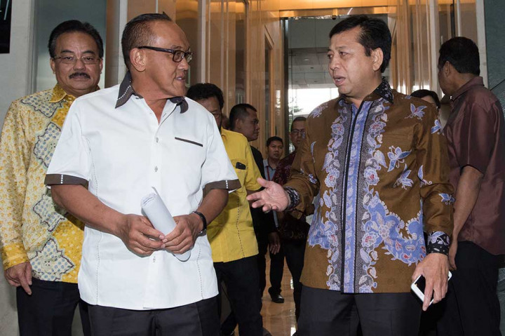 Ketua Umum Golkar Setya Novanto (kanan) berbincang dengan Ketua Dewan Pembina Golkar Aburizal Bakrie (Ical) usai bertemu di Bakrie Tower, Jakarta, Senin (28/11/2016). 