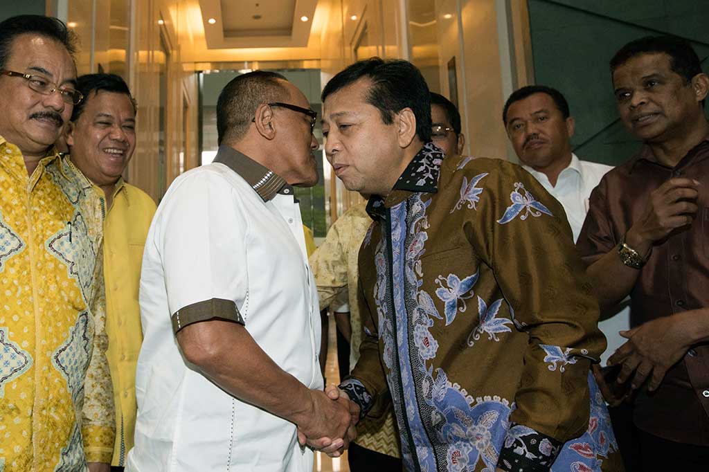 Setya Novanto dan Ical berjabat tangan dengan disaksikan para pengurus DPP Partai Golkar.