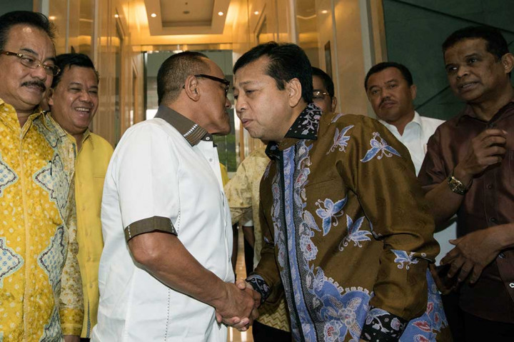 Setya Novanto dan Ical berjabat tangan dengan disaksikan para pengurus DPP Partai Golkar.