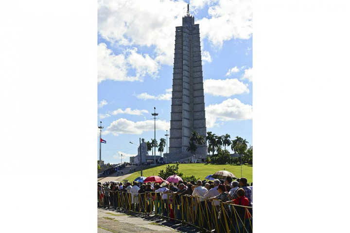 Warga mengantre menuju taman peringatan pahlawan nasional Jose Marti  di Havana, Senin, untuk memberi penghormatan kepada mendiang Fidel Castro.