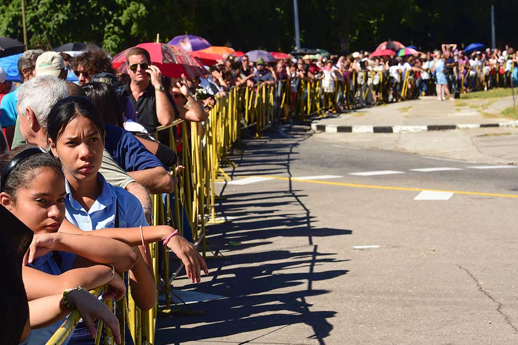 Mereka rela berpanas-panasan demi memberi penghormatan kepada sosok yang pernah memimpin Kuba selama setengah abad tersebut.