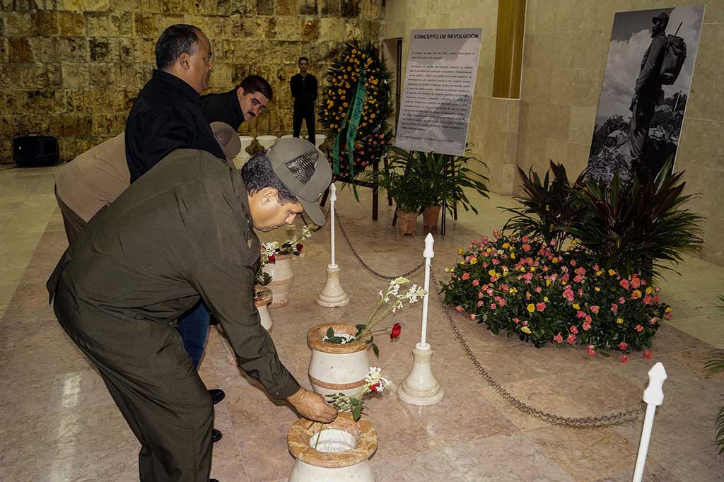 Warga, pejabat serta para anggota masyarakat intelektual dan seni memberi penghormatan terakhir untuk Castro di taman peringatan pahlawan nasional Jose Marti.