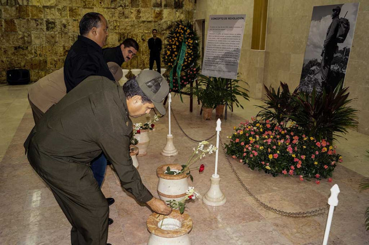 Warga, pejabat serta para anggota masyarakat intelektual dan seni memberi penghormatan terakhir untuk Castro di taman peringatan pahlawan nasional Jose Marti.