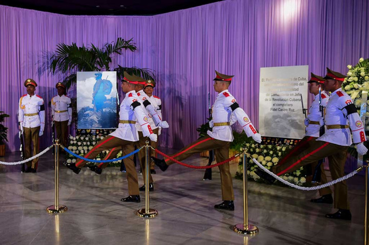 Rangkaian penghormatan di Lapangan Revolusi akan dilaksanakan hingga Selasa (29/11/2016). Setelah itu, abu jenazah Castro akan dibawa dalam perjalanan sejauh seribu kilometer.