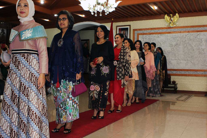 Dengan gagasan 'batik adalah keindahan semua orang', peragaan busana sengaja tidak menampilkan para peragawati profesional, tetapi para anggota Dharma Wanita Persatuan dan para diplomat wanita KBRI Bangkok.