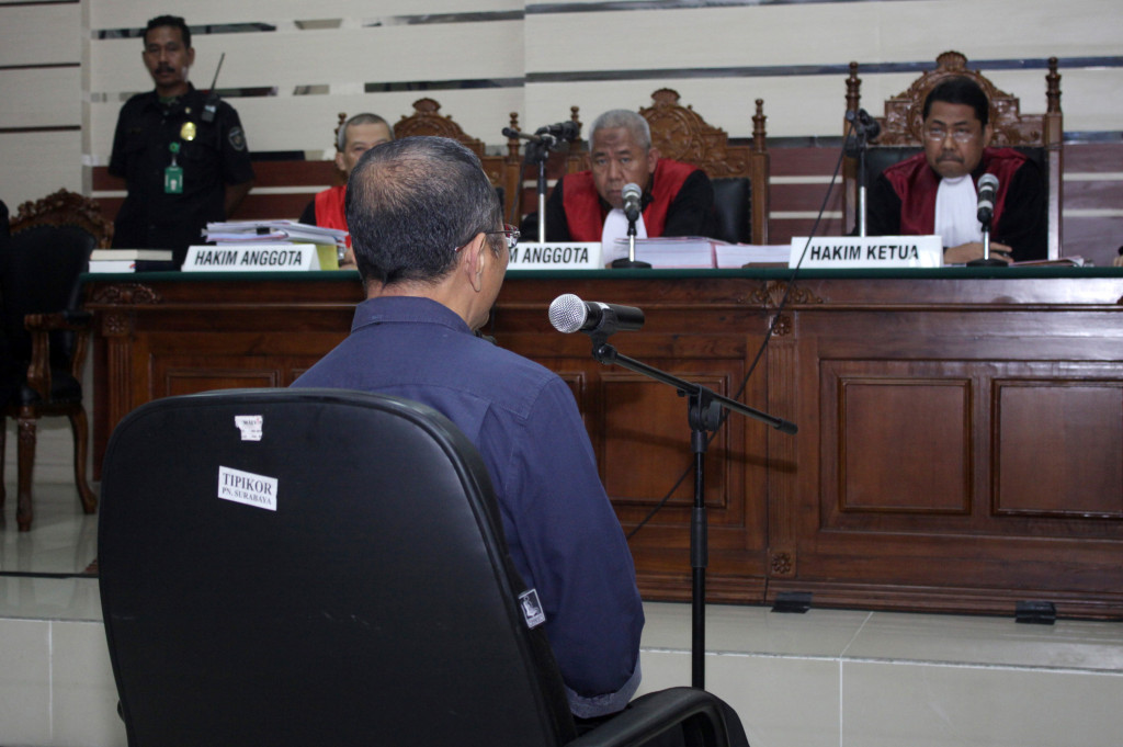 Namun sidang ditunda karena tidak adanya penasihat hukum yang mendampingi Dahlan Iskan dalam sidang kali ini.