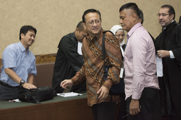 Dengan demikian majelis berpendapat dakwaan penuntut umum sah.