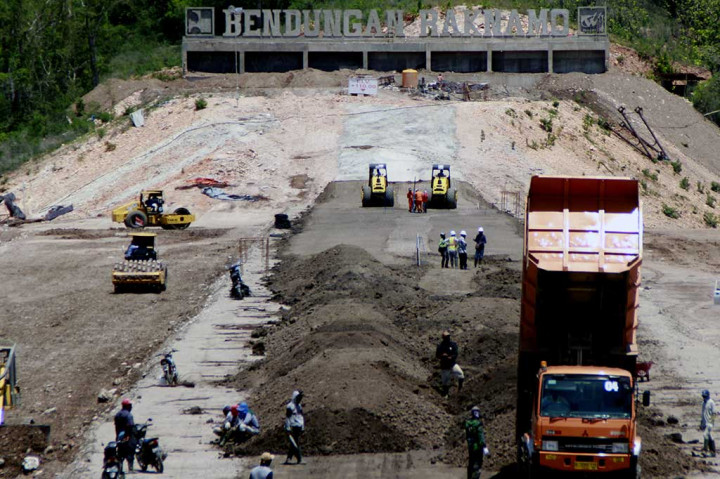 Pekerja tengah melakukan penyelesaian pembangunan bendungan Raknamo di Desa Raknamo, Kupang, NTT, Selasa (29/11/2016).