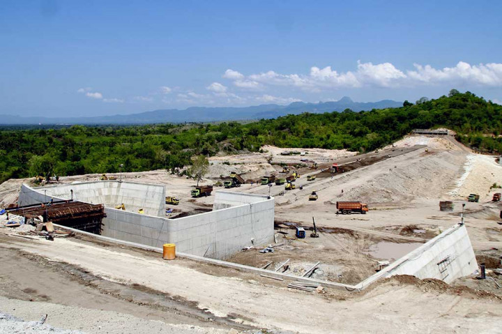 Sampai dengan saat ini saluran pelimpah, bendungan pelana, serta jalan akses dan jembatan serta sejumlah pekerjaan utama lainnya seperti pembuatan saluran pengelak dan tubuh bendungan sedang terus dibangun.
