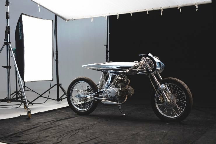 Gayanya merupakan gabungan konsep retro dan cafe racer. Tampilannya tampak mewah berkat lapisan krom di sekujur tubuhnya.