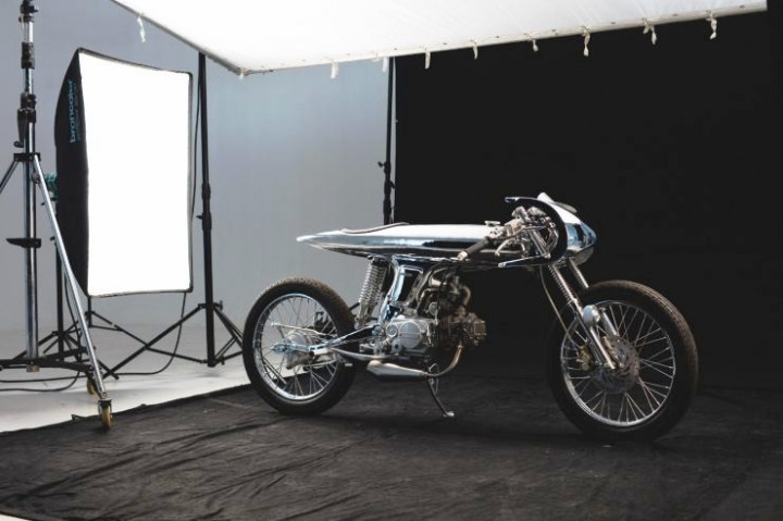 Gayanya merupakan gabungan konsep retro dan cafe racer. Tampilannya tampak mewah berkat lapisan krom di sekujur tubuhnya.