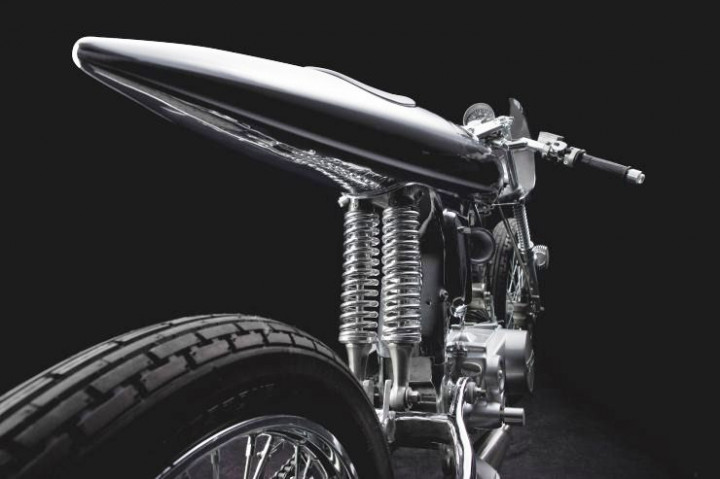 Suspensi belakang menggunakan sepasang shock breaker yang 'disatukan'. Kode Mark II menandakannya sebagai penyempurnaan dari versi sebelumnya.