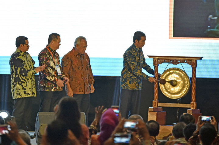 Presiden Joko Widodo (kanan) didampingi Menteri Pekerjaan Umum Basuki Hadimuljono (kedua kanan), Ketua Umum REI Eddy Hussy (kedua kiri) dan Seskab Pramono Anung (kiri) membuka Musyawarah Nasional Asosiasi Perusahaan Real Estate Indonesia (REI) XV-2016 di Jakarta.