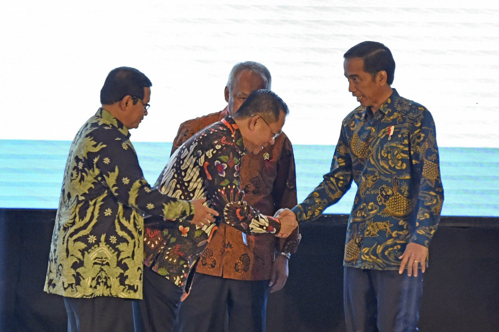 Presiden Joko Widodo (kanan) didampingi Menteri Pekerjaan Umum Basuki Hadimuljono (kedua kanan), Ketua Umum REI Eddy Hussy (kedua kiri) dan Seskab Pramono Anung (kiri) membuka Musyawarah Nasional Asosiasi Perusahaan Real Estate Indonesia (REI) XV-2016 di Jakarta.