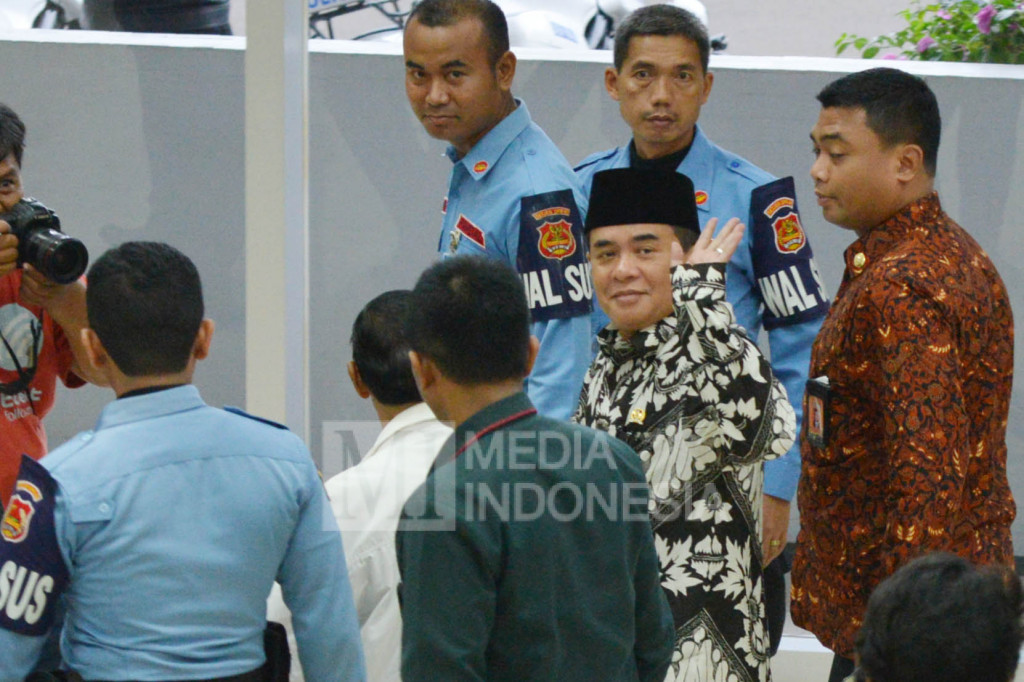 Ketua DPR RI Ade Komarudin meninggalkan gedung DPR.