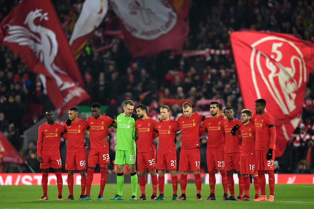 Sebelum laga dimulai, para pemain Liverpool berdoa untuk para korban tewas jatuhnya pesawat yang mengangkut seluruh skuad dan staf Chapecoense.