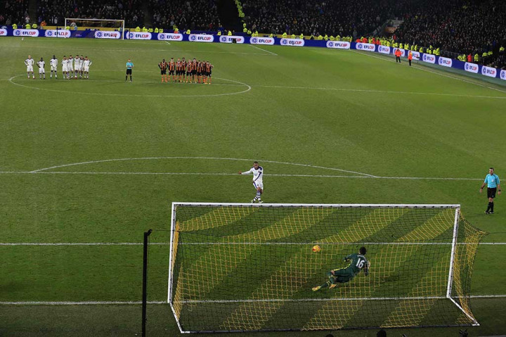 Kiper Hull Eldin Jakupovic menjadi pahlawan setelah sukses menahan dua tendangan penalti lawan. Salah satunya menggagalkan tendangan Yoan Gouffran.