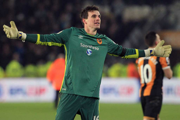 Kiper Hull Jakupovic meluapkan kegembiraannya.