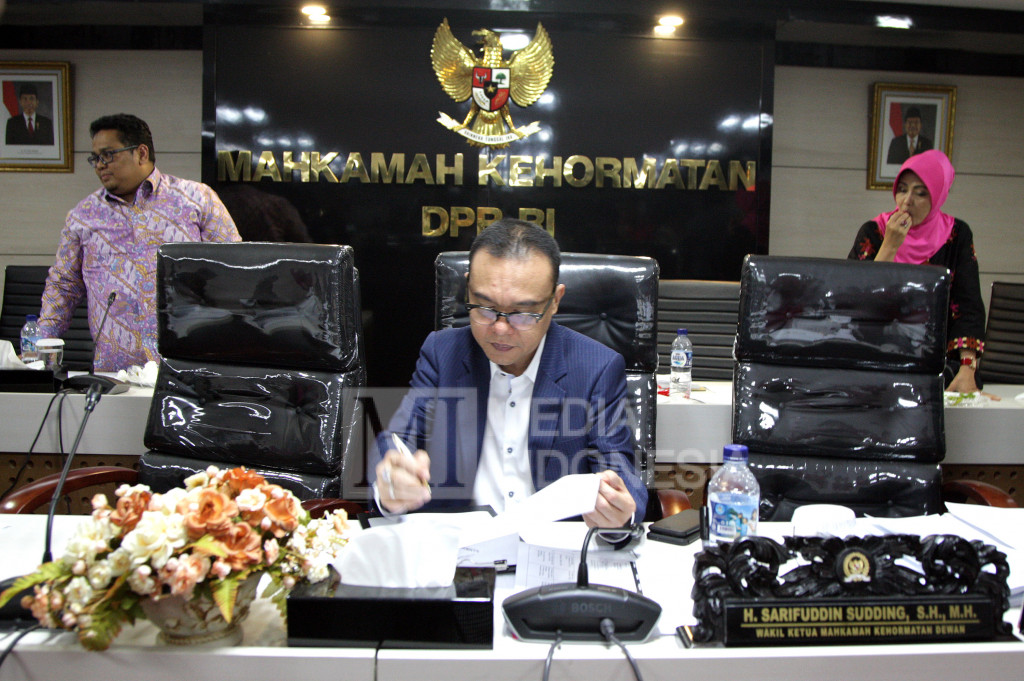Ketua MKD Sufmi Dasco menandatangani surat keputusan pemberhentian Ketua DPR Ade Komarudin di Ruang MKD DPR.