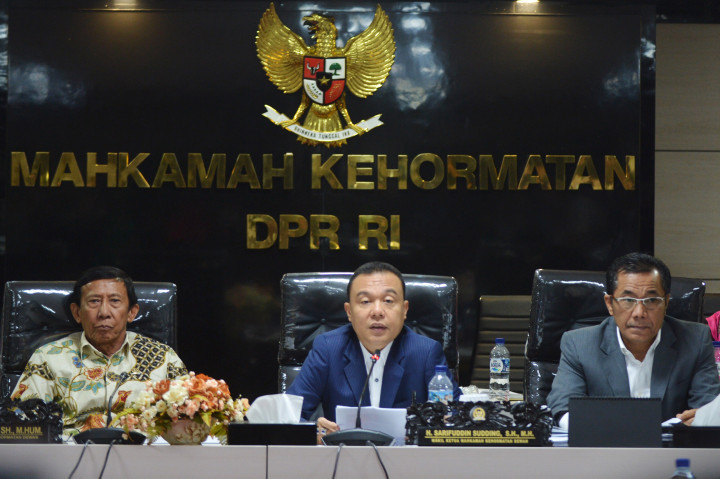 Ketua MKD Sufmi Dasco Ahmad (tengah) didampingi Wakil Ketua Syarifuddin Sudding (kiri) dan Wakil Ketua Guntur Sasono menyampaikan hasil putusan perkara yang melibatkan Ketua DPR Ade Komarudin.